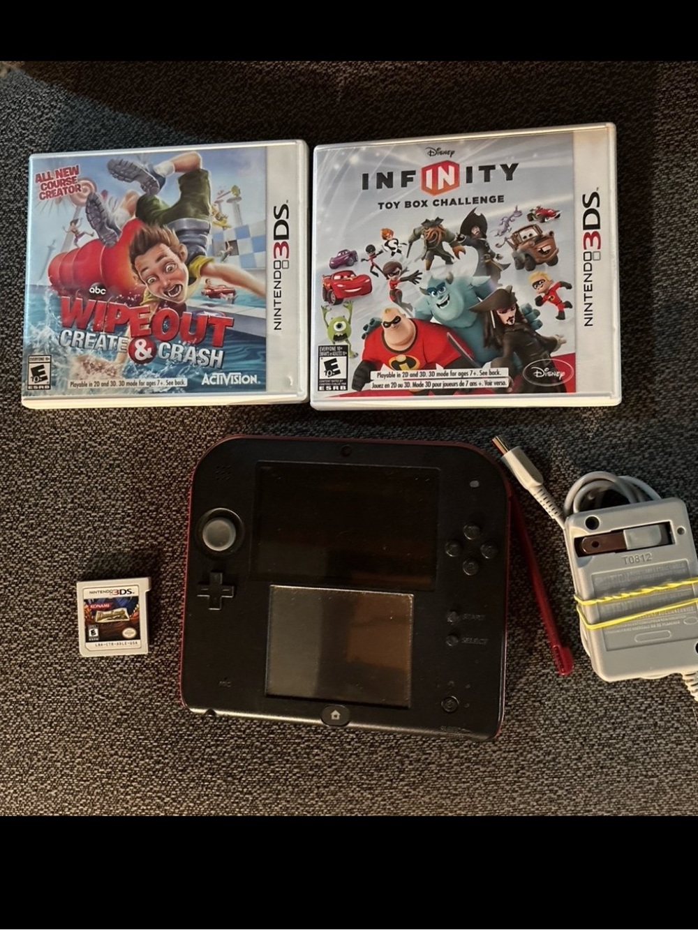 Nintendo 2DS Crimson Red edition. W/Games, Wipeout, Dr.Lautrec, charger, stylus